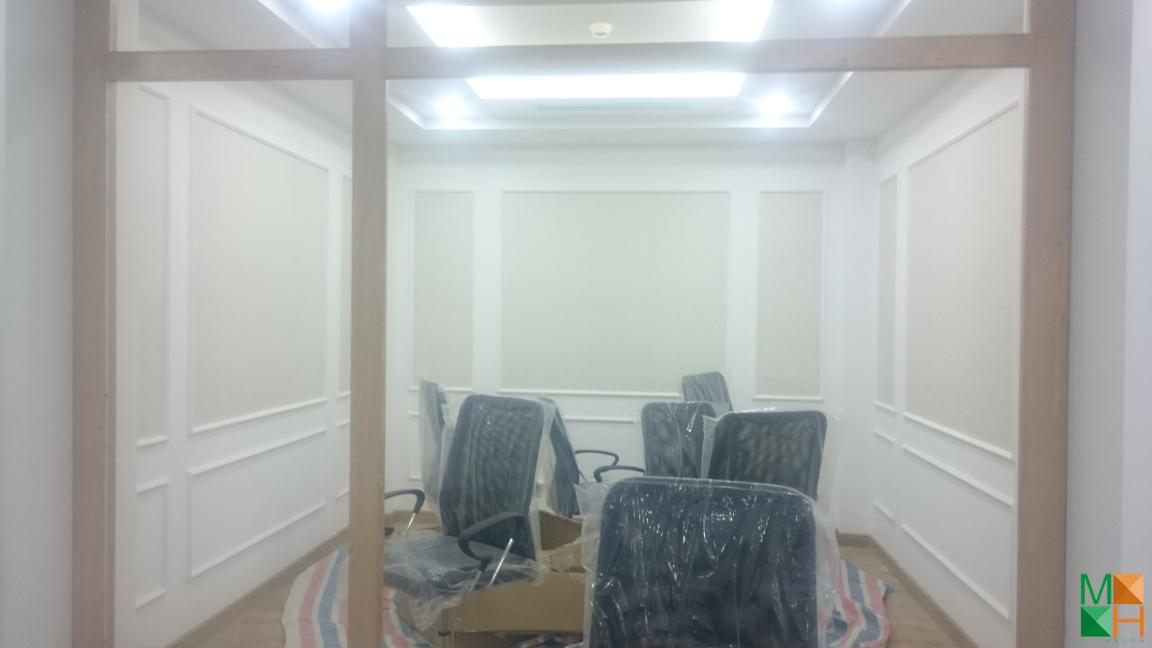 thi-cong-giay-dan-tuong-co-dien-tai-cong-ty-bat-dong-san-14-lang-ha (9)